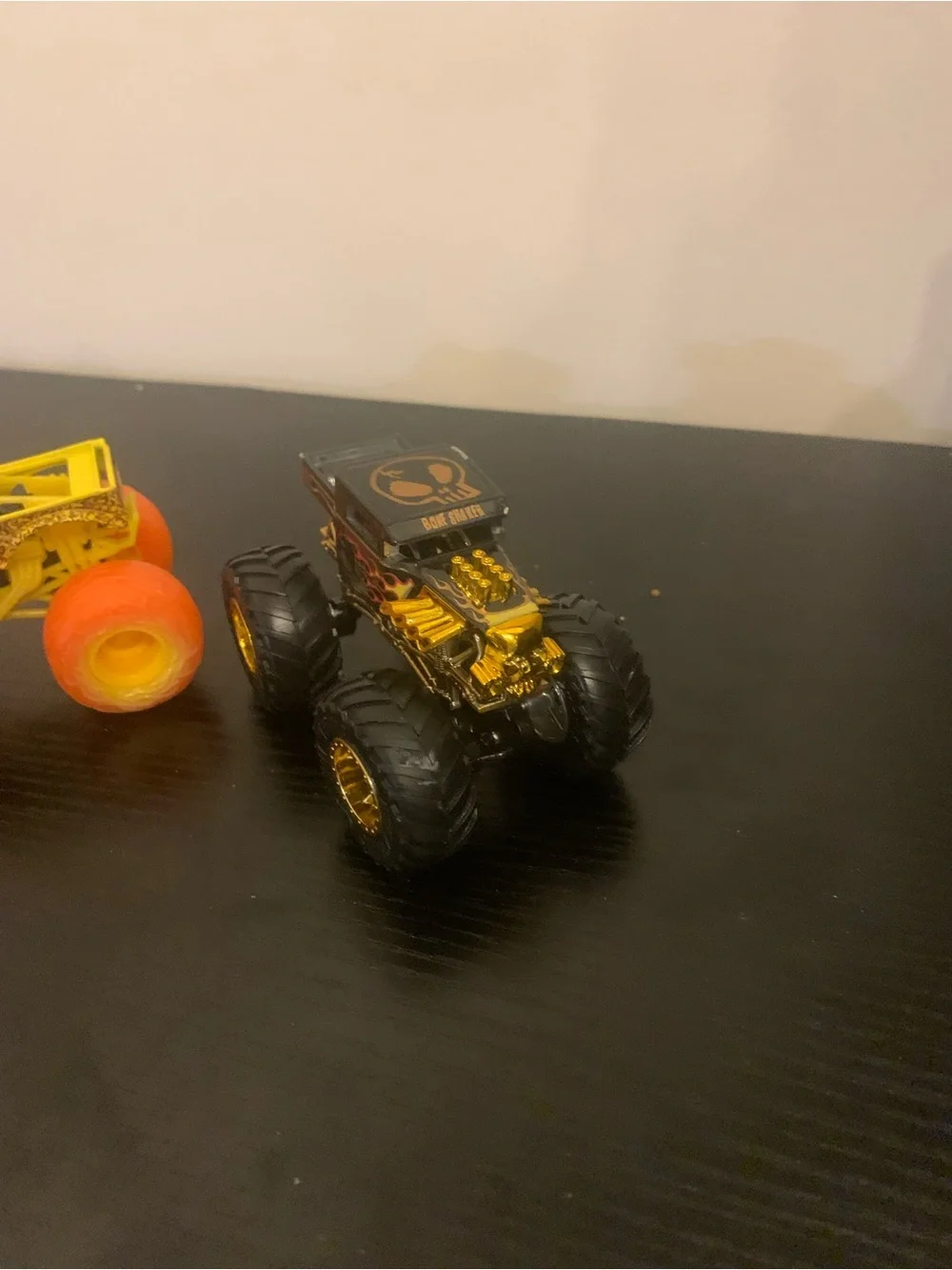 Hot wheels Monster Trucks 2 giant wheels, crash attack , Bone shaker crash attac